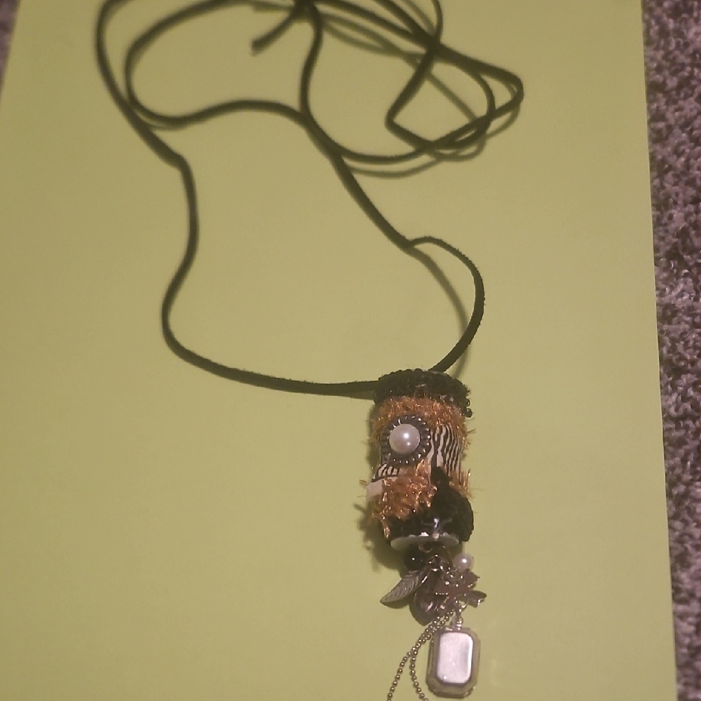 Elegant Black and Gold Pendant Necklace